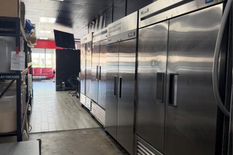 Commercial property in Pembroke Pines, Florida № 2045640 - photo 11