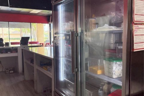 Commercial property in Pembroke Pines, Florida № 2045640 - photo 6