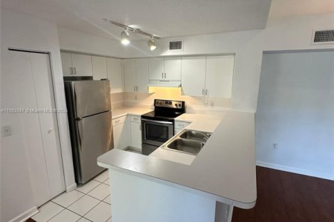 Condo in Coconut Creek, Florida, 2 bedrooms  № 1944007 - photo 16