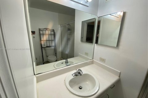 Condo in Coconut Creek, Florida, 2 bedrooms  № 1944007 - photo 12