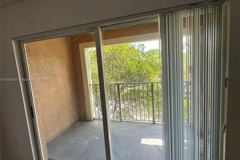 Condo in Coconut Creek, Florida, 2 bedrooms  № 1944007 - photo 15