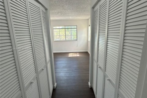Condo in Coconut Creek, Florida, 2 bedrooms  № 1944007 - photo 6