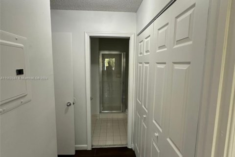 Condo in Coconut Creek, Florida, 2 bedrooms  № 1944007 - photo 9