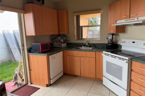 Casa en alquiler en Homestead, Florida, 3 dormitorios, 128.02 m2 № 2016151 - foto 5