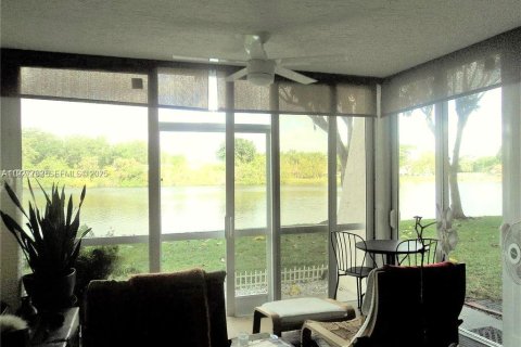 Снять в аренду кондоминиум в Дейви, Флорида 2 спальни, 102.19м2, № 1989356 - фото 1