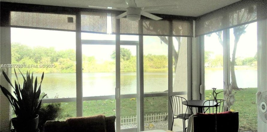 Кондоминиум с 2 спальнями в Дейви, Флорида № 1989356