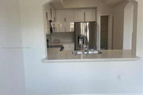 Condo in Miami, Florida, 3 bedrooms  № 2066535 - photo 11