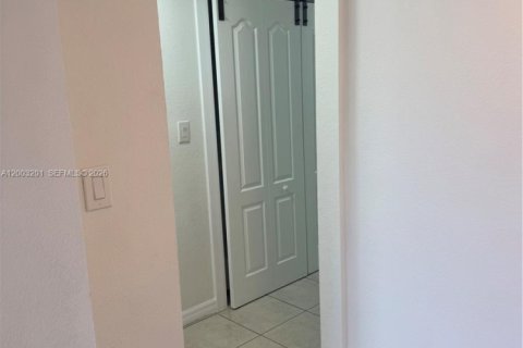 Condo in Miami, Florida, 3 bedrooms  № 2066535 - photo 17