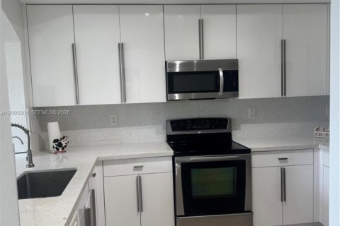 Condo in Miami, Florida, 3 bedrooms  № 2066535 - photo 15