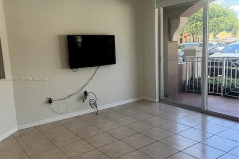 Condo in Miami, Florida, 3 bedrooms  № 2066535 - photo 7