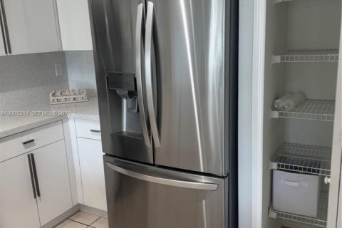 Condo in Miami, Florida, 3 bedrooms  № 2066535 - photo 16