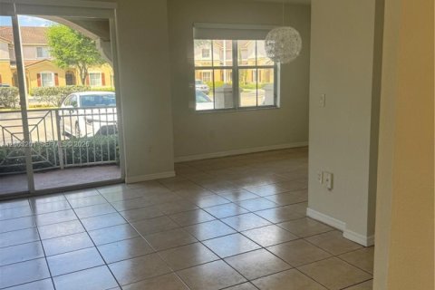 Condo in Miami, Florida, 3 bedrooms  № 2066535 - photo 1