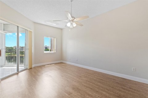 Condo in Tamarac, Florida, 2 bedrooms  № 1997450 - photo 16