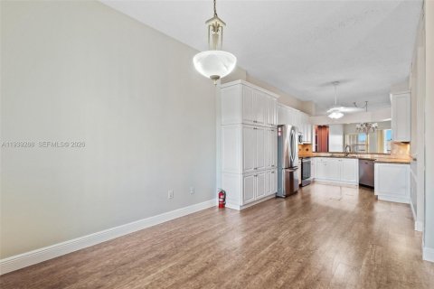 Condo in Tamarac, Florida, 2 bedrooms  № 1997450 - photo 5