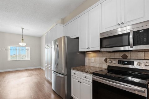 Condo in Tamarac, Florida, 2 bedrooms  № 1997450 - photo 8