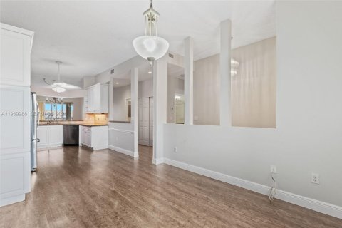 Condo in Tamarac, Florida, 2 bedrooms  № 1997450 - photo 4