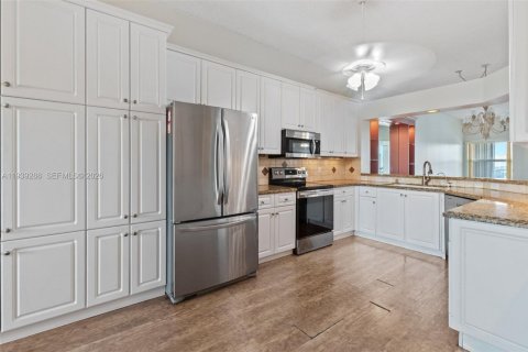 Condo in Tamarac, Florida, 2 bedrooms  № 1997450 - photo 6