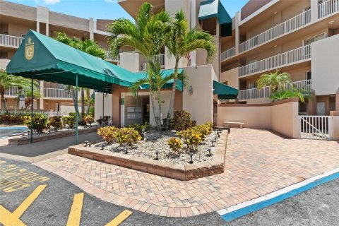 Condo in Tamarac, Florida, 2 bedrooms  № 1997450 - photo 2