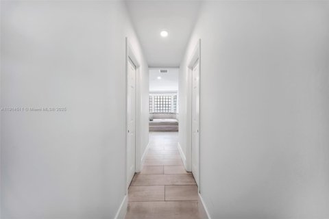 House in Doral, Florida 6 bedrooms, 361.2 sq.m. № 1970015 - photo 22