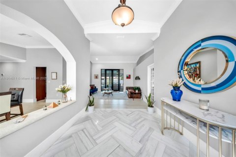 House in Doral, Florida 6 bedrooms, 361.2 sq.m. № 1970015 - photo 10