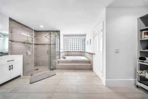 House in Doral, Florida 6 bedrooms, 361.2 sq.m. № 1970015 - photo 24