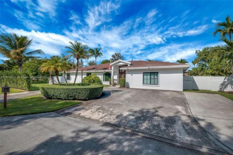 House in Doral, Florida 6 bedrooms, 361.2 sq.m. № 1970015 - photo 4