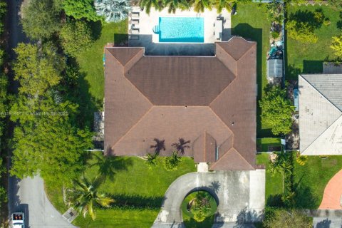 House in Doral, Florida 6 bedrooms, 361.2 sq.m. № 1970015 - photo 2