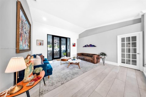 House in Doral, Florida 6 bedrooms, 361.2 sq.m. № 1970015 - photo 13