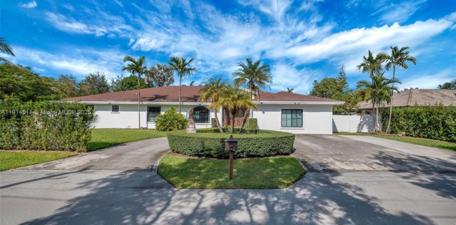 House in Doral, Florida 6 bedrooms, 361.2 sq.m. № 1970015