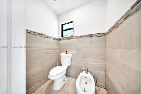 House in Doral, Florida 6 bedrooms, 361.2 sq.m. № 1970015 - photo 29