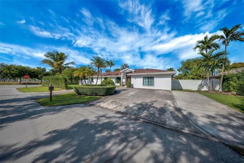 House in Doral, Florida 6 bedrooms, 361.2 sq.m. № 1970015 - photo 5
