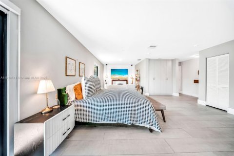 House in Doral, Florida 6 bedrooms, 361.2 sq.m. № 1970015 - photo 19