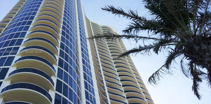 Condominio en Sunny Isles Beach, Florida, 2 dormitorios № 1982475