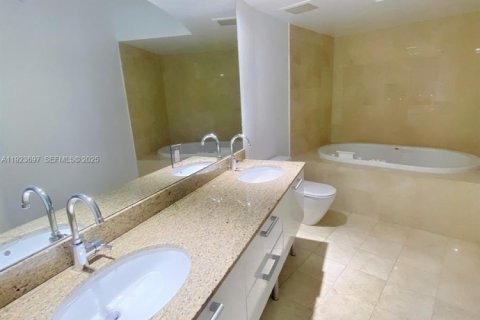 Condominio en venta en Sunny Isles Beach, Florida, 2 dormitorios, 120.87 m2 № 1982475 - foto 10