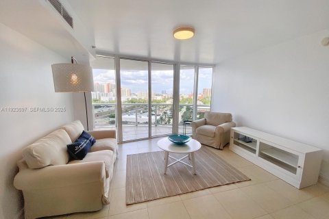Condominio en venta en Sunny Isles Beach, Florida, 2 dormitorios, 120.87 m2 № 1982475 - foto 2