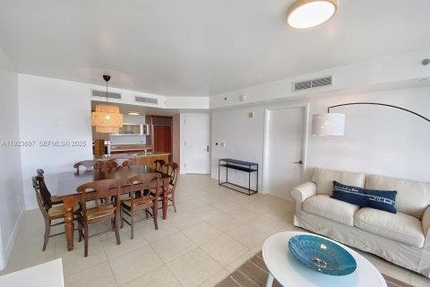 Condominio en venta en Sunny Isles Beach, Florida, 2 dormitorios, 120.87 m2 № 1982475 - foto 3