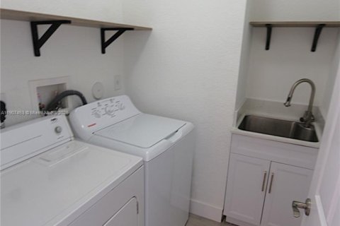 Touwnhouse à vendre à Miami, Floride: 4 chambres, 198.63 m2 № 1965242 - photo 16