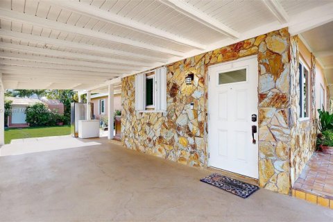 House in Miami, Florida 4 bedrooms, 221.39 sq.m. № 1888988 - photo 7