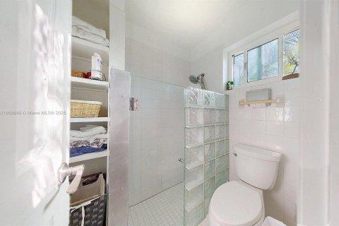 House in Miami, Florida 4 bedrooms, 221.39 sq.m. № 1888988 - photo 27