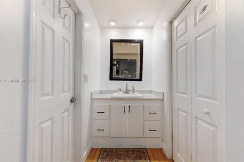 House in Miami, Florida 4 bedrooms, 221.39 sq.m. № 1888988 - photo 26