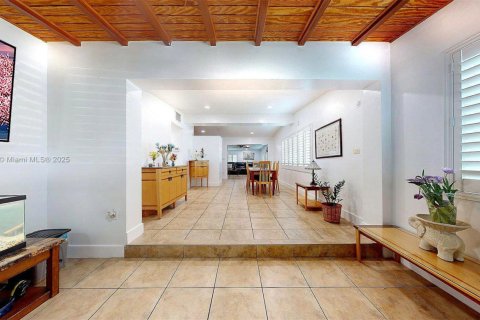 House in Miami, Florida 4 bedrooms, 221.39 sq.m. № 1888988 - photo 4