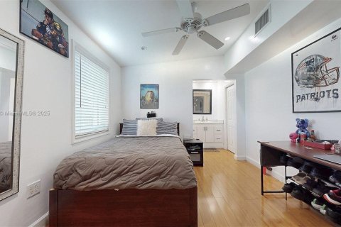 House in Miami, Florida 4 bedrooms, 221.39 sq.m. № 1888988 - photo 16