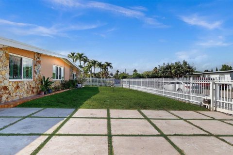 House in Miami, Florida 4 bedrooms, 221.39 sq.m. № 1888988 - photo 8
