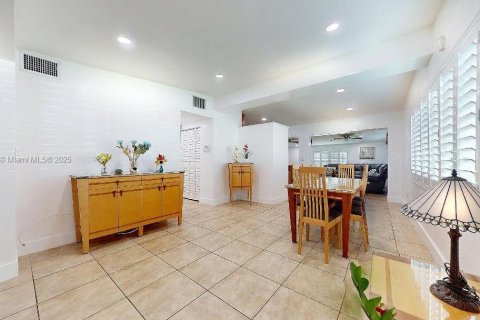 House in Miami, Florida 4 bedrooms, 221.39 sq.m. № 1888988 - photo 11