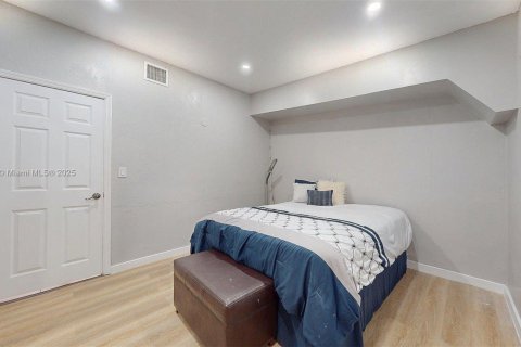 House in Miami, Florida 4 bedrooms, 221.39 sq.m. № 1888988 - photo 22