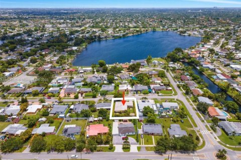 House in Miami, Florida 4 bedrooms, 221.39 sq.m. № 1888988 - photo 2