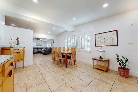 House in Miami, Florida 4 bedrooms, 221.39 sq.m. № 1888988 - photo 12