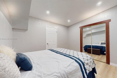 House in Miami, Florida 4 bedrooms, 221.39 sq.m. № 1888988 - photo 23