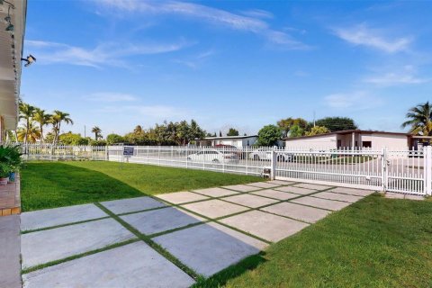 House in Miami, Florida 4 bedrooms, 221.39 sq.m. № 1888988 - photo 9