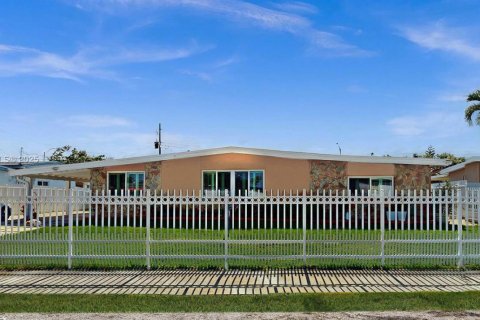 House in Miami, Florida 4 bedrooms, 221.39 sq.m. № 1888988 - photo 6